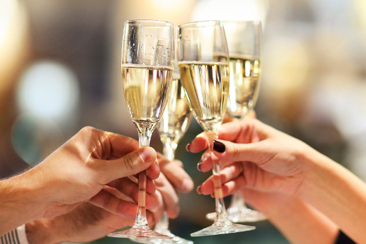 Feiern mit Freunden mit Champagner in Gläsern