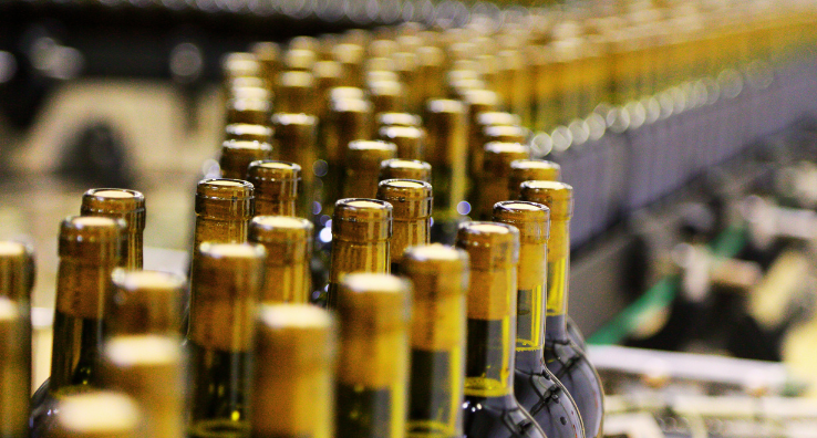 Un equipo especializado para las formas complejas de las botellas de vidrio de vinos y licores
