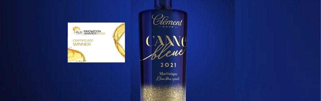 Le Produit Rhum Canne Bleue Clément 2021 récompensée avec le Packaging Luxury Drinks Award pour son étiquette sleeve rétractable premium à effets sensoriels avancés, réalisée par Sleever
