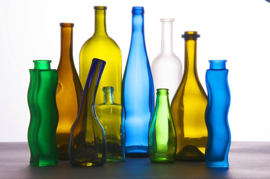 Variedad de formas complejas de botellas y contenedores