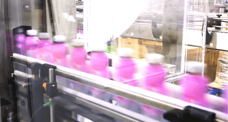 Des Emballages Sleeve rétractables épousent la forme des bouteilles, à leurs sorties du tunnel de rétraction