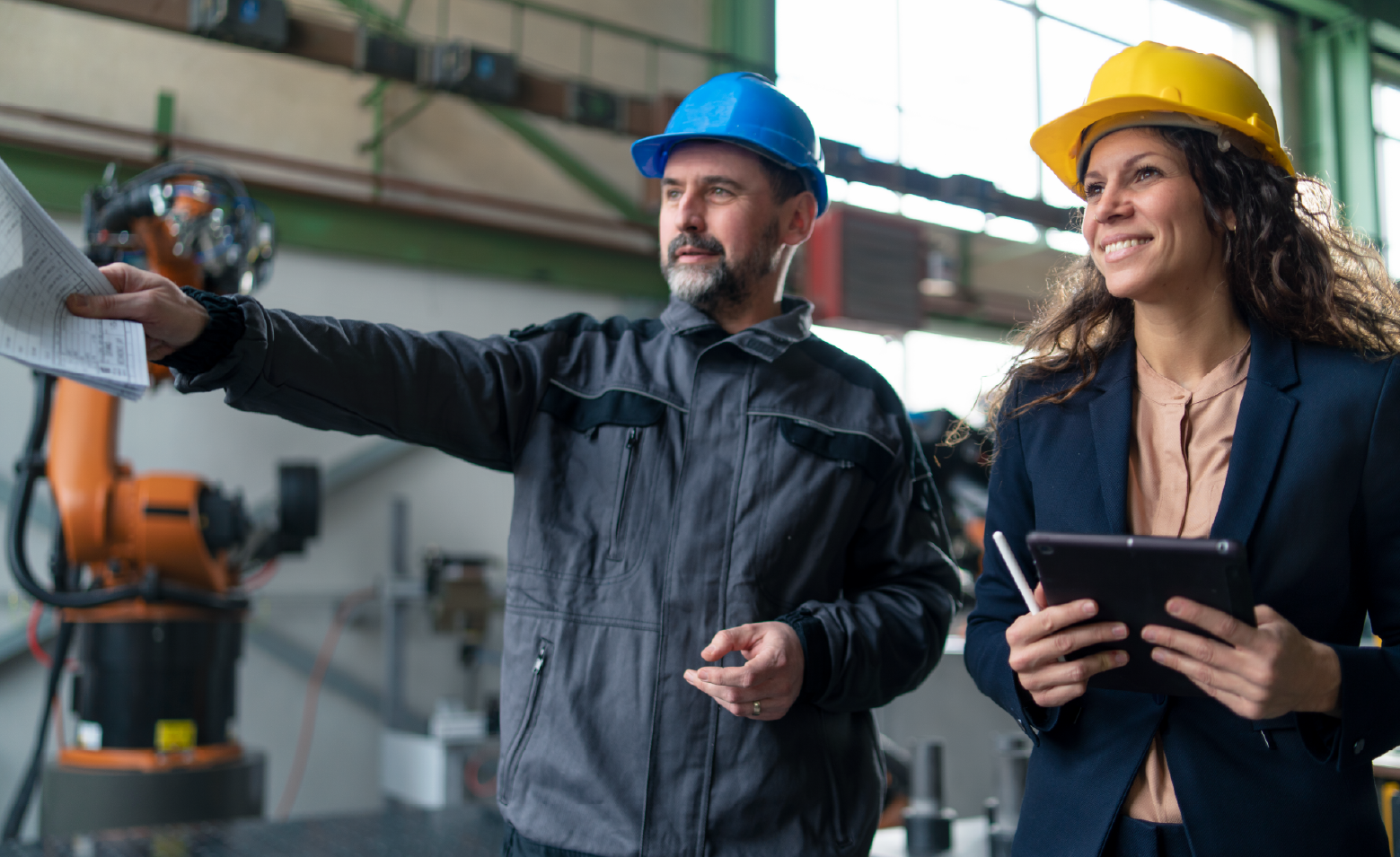 Le directeur et l'ouvrier de l'usine examinent les outils de surveillance et les méthodes de contrôle robustes.