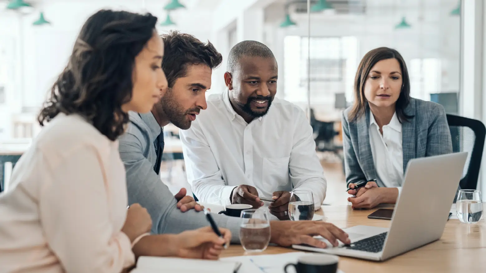 Équipe multiculturelle de professionnels au bureau