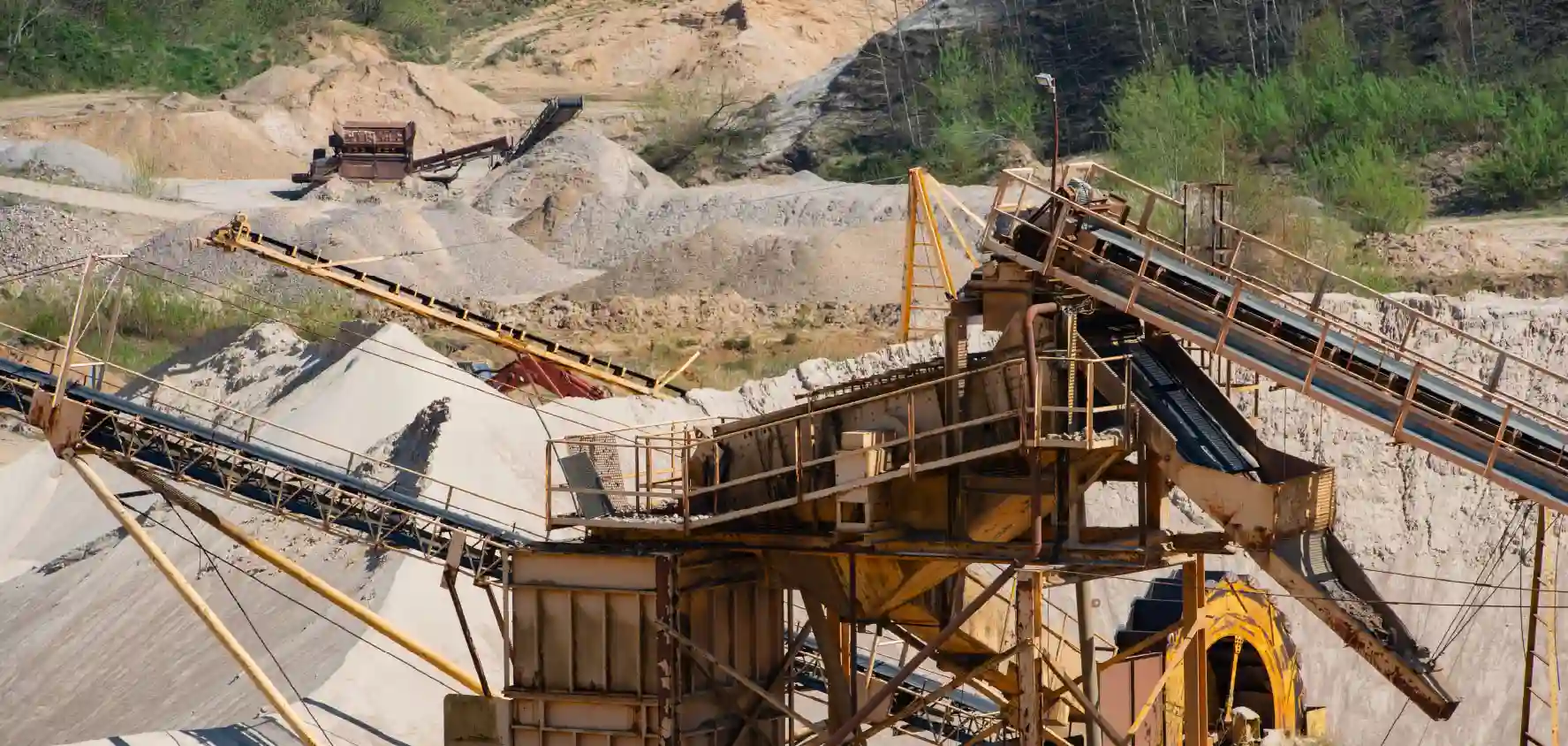Electric vehicle battery powered by lithium in a mining context
