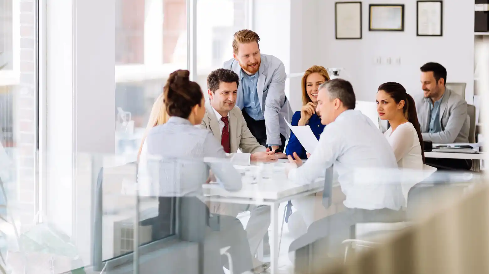 L'équipe se penche sur les défis d'aujourd'hui et examine les solutions pour améliorer la productivité de l'organisation.