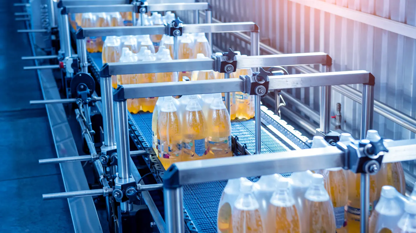 Des colis de boissons triés et préparés pour la distribution dans une usine d’emballage