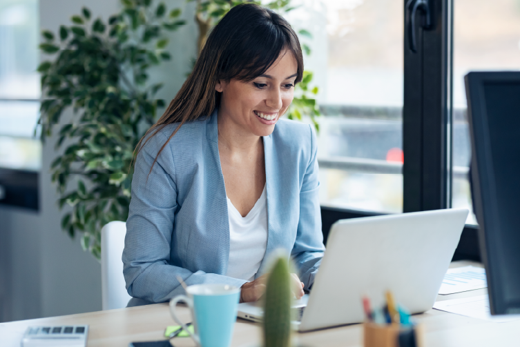 Une femme travaillant à distance depuis son ordinateur revoit le webinaire et le met en pratique. 