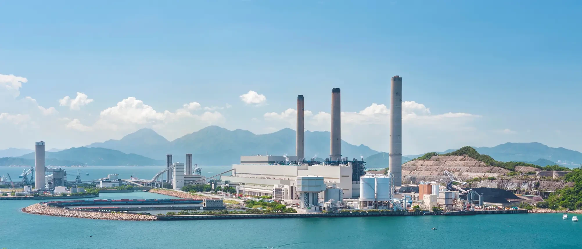 Une usine de fabrication au bord d'une rivière