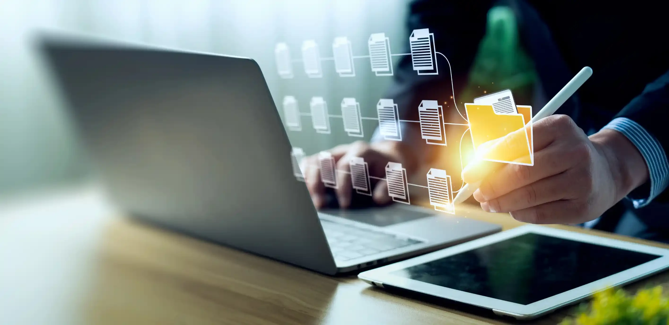 Professionnel d’affaires utilisant un agent intelligent de gestion des données pour accroître sa productivité