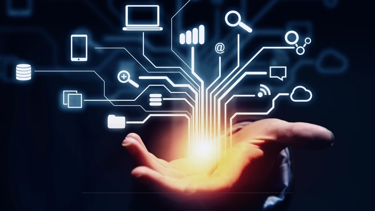 icônes représentant différentes technologies projetées à partir d'un appareil dans une main