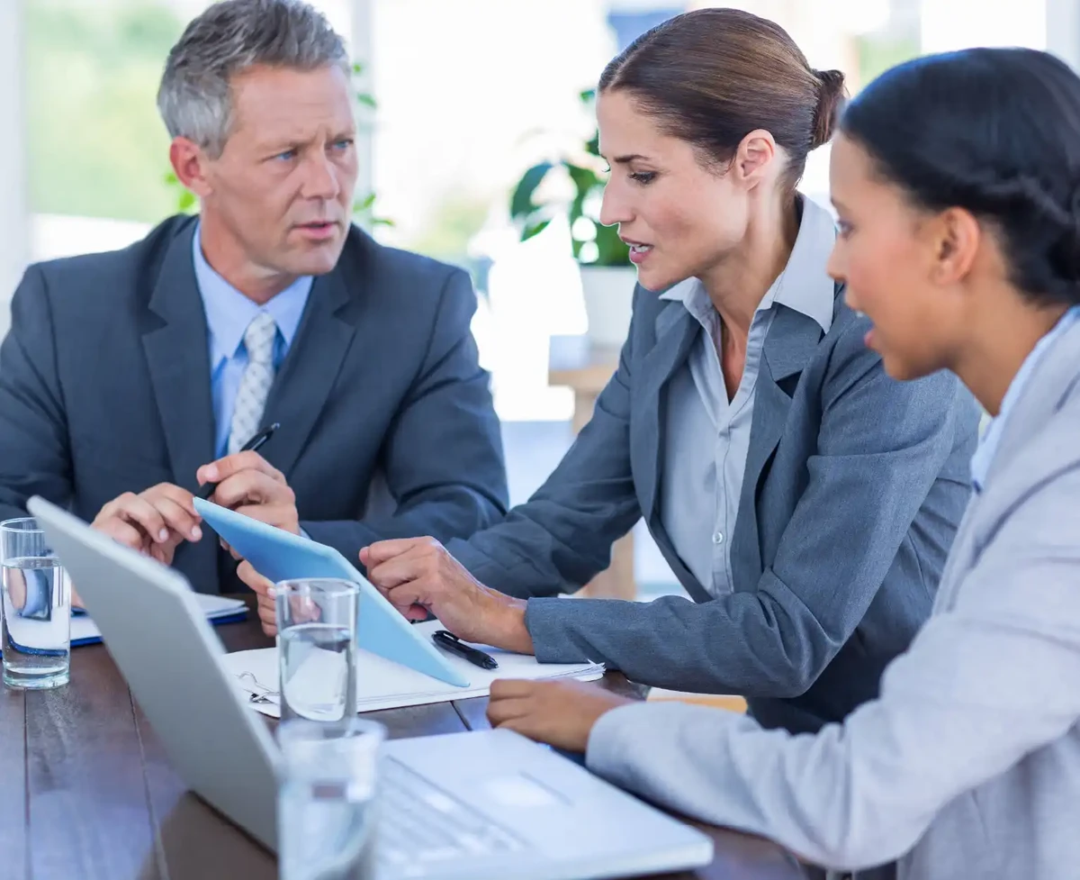 Experts working with their computer, mastering customer demand in times of uncertainty.