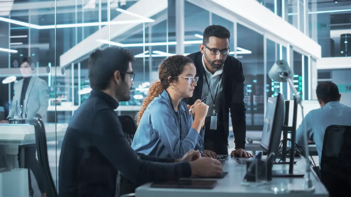 Équipe contrôlant les données dans un espace de travail numérique performant.