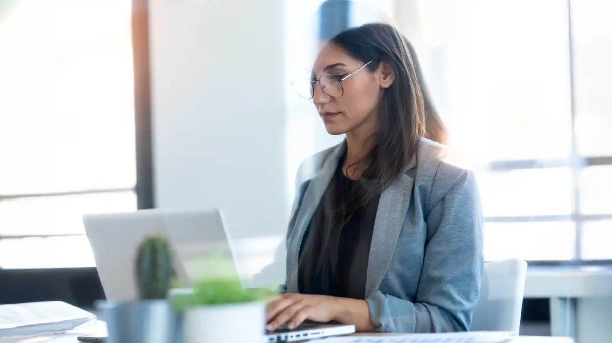 Femmes dans un bureau travaillant sur ordinateur avec un flux de travail fluide. 