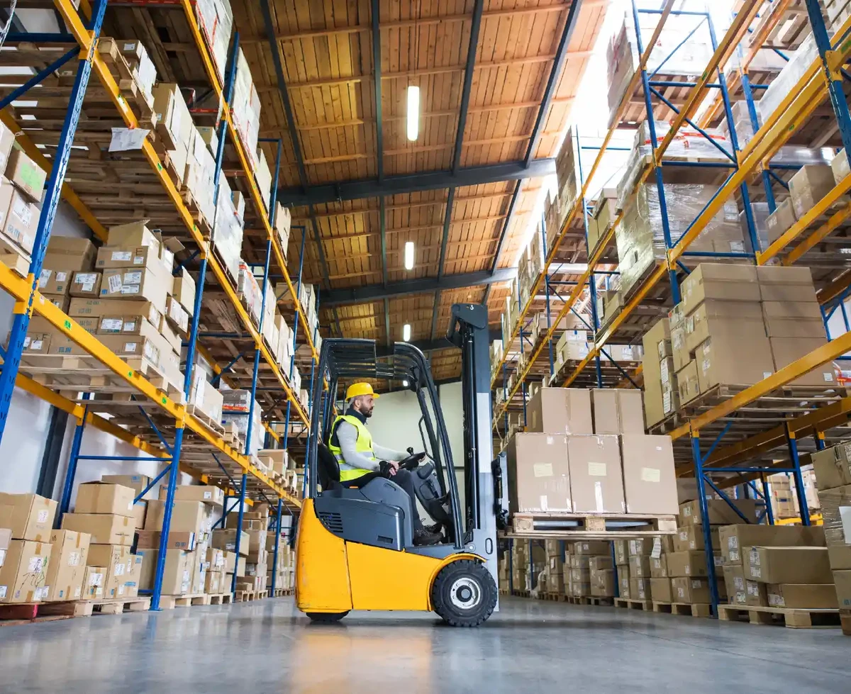 Gestion de l&#039;inventaire rempli de commandes de clients avec un chariot transportant les marchandises.