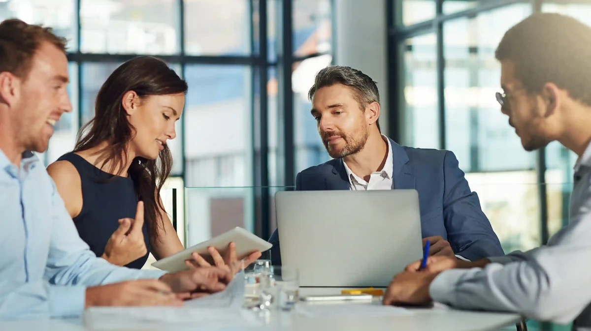 Team meeting with management head providing clarity to IT professionals.