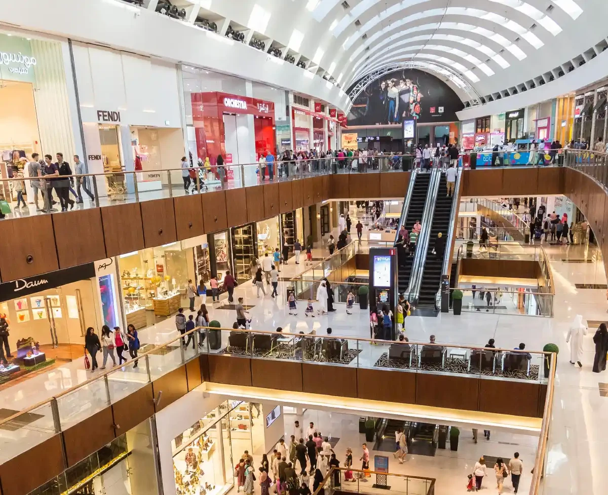 Panoramic view of a Canadian shopping mall in the age of AI revolution
