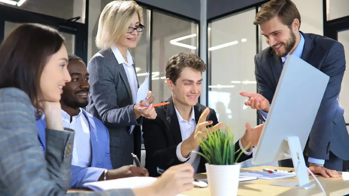 Team powering your migration from Oracle Forms to Oracle APEX in an office with PCs