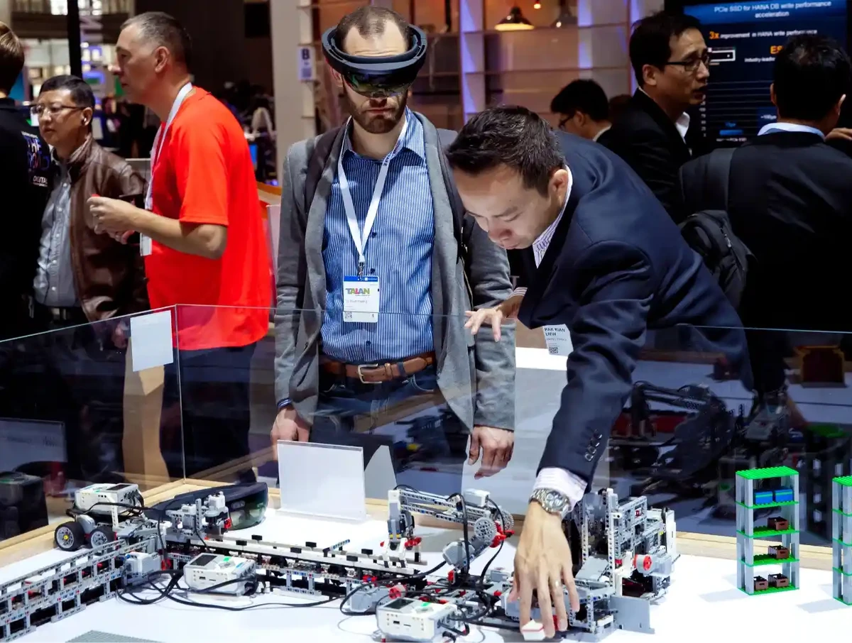 Virtual reality, 5G assistance experience 