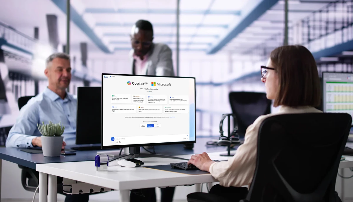 Copilot Microsoft 360 screen with business woman
