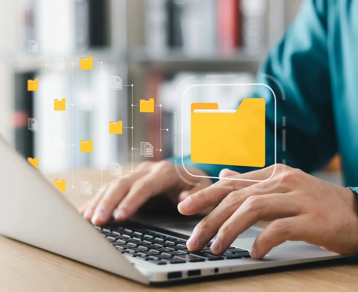 Un professionnel utilisant des outils d’IA pour organiser efficacement ses fichiers numériques