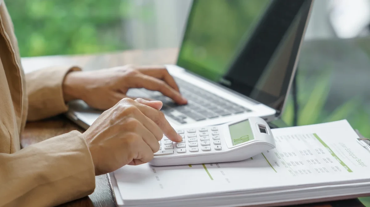 A businesswoman is looking at the reduced costs table 