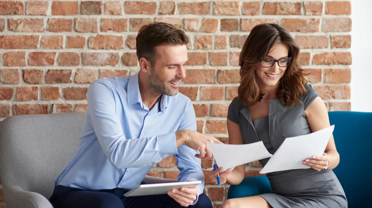 An expert is helping a businesswoman navigating a cloud transformation project