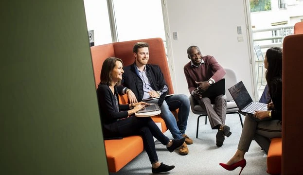 personnes en open space