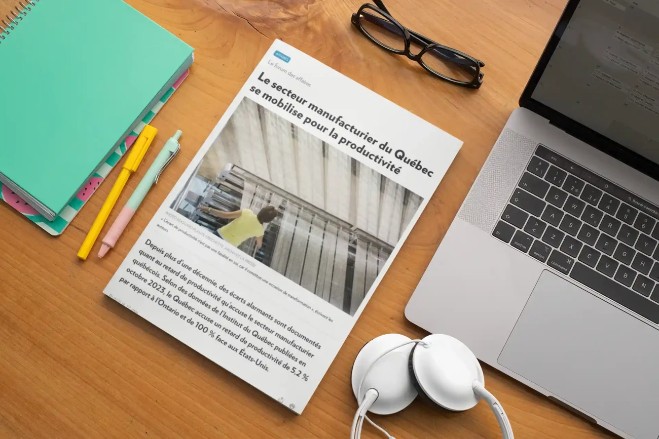 Un journal avec l&#039;article de lapresse ouvert à côté d&#039;un ordinateur et d&#039;une paire de lunettes