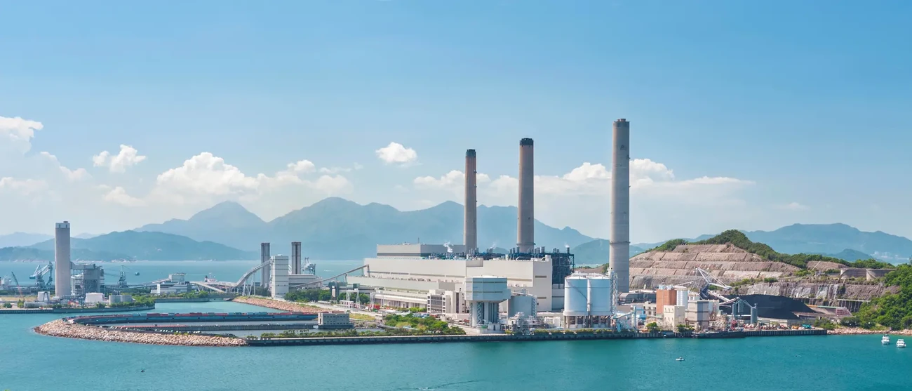 Une usine de fabrication au bord d&#039;une rivière