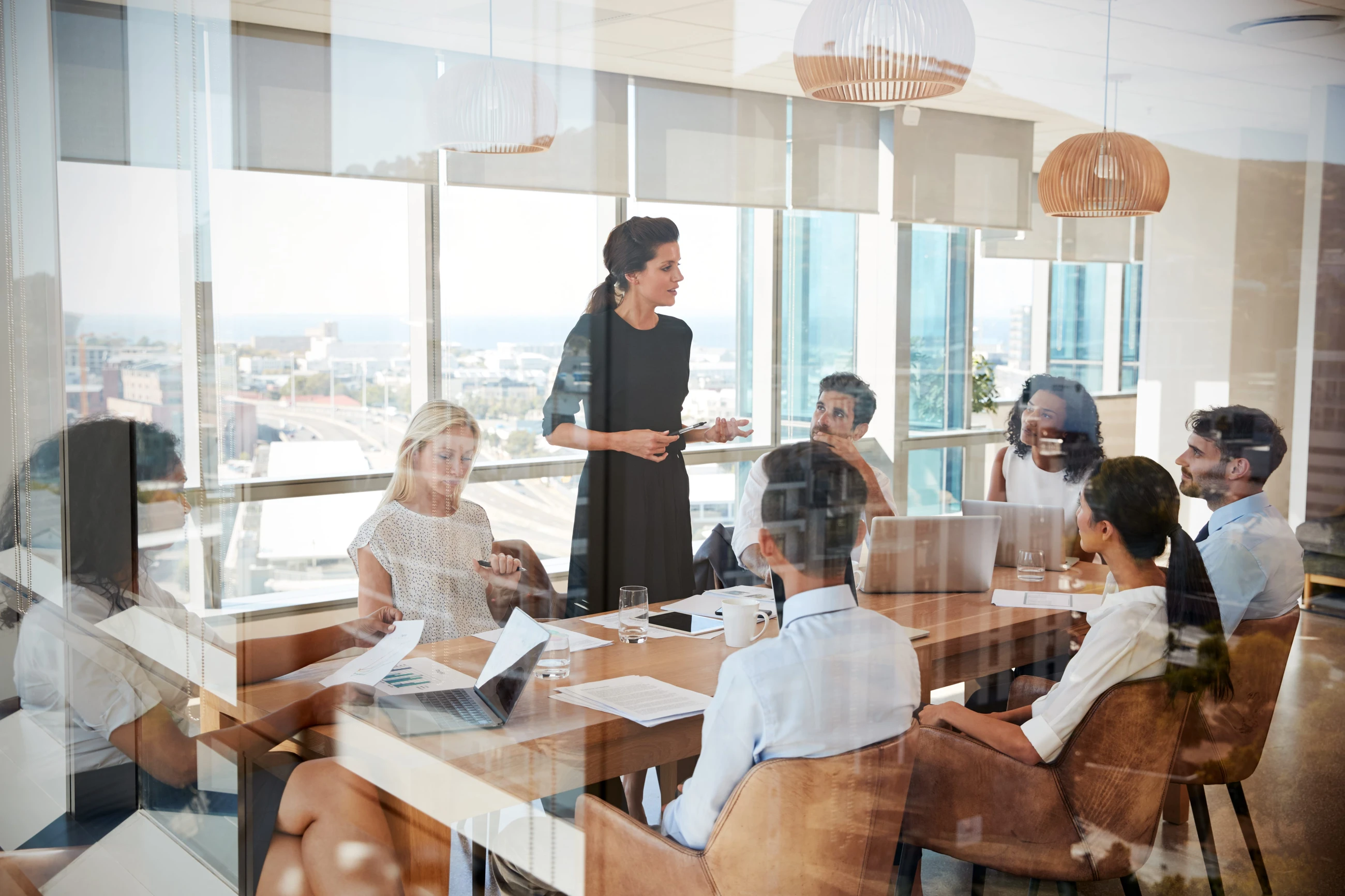 Collaborateurs dans salle de réunion