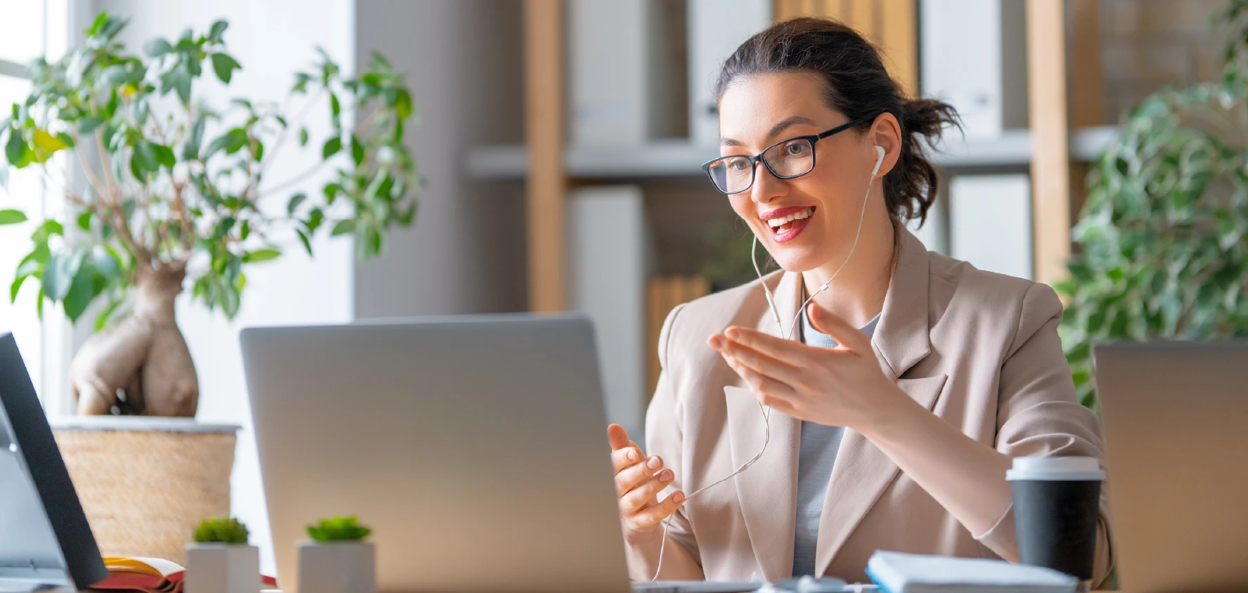 Femme connectée à l&#039;ordinateur lors d&#039;une conférence avec des écouteurs.