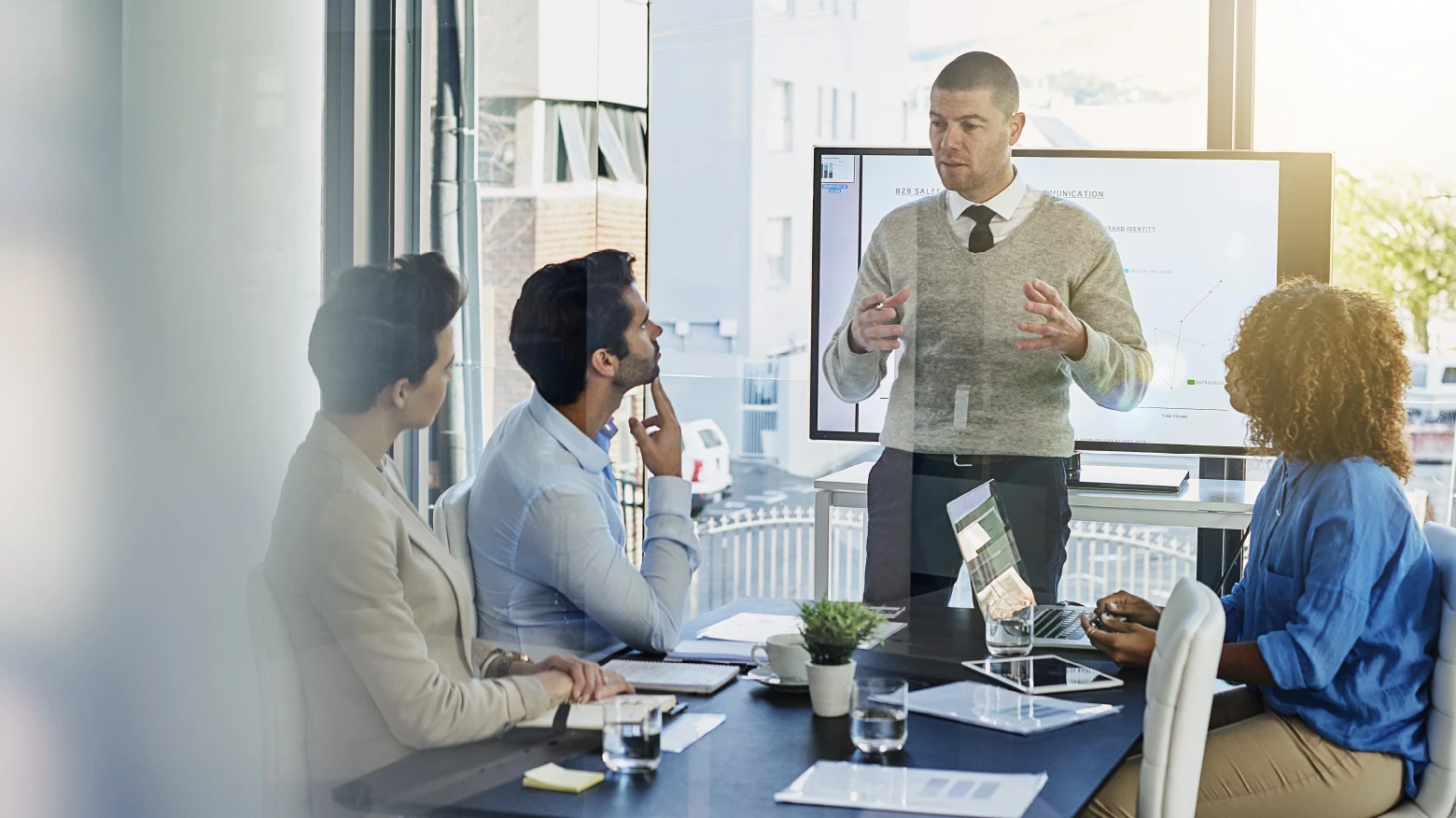 Talan&#039;s team of consultants, working as a team in an office with digital dashboard and computers. Servicing clients who are about to make their transition to SAP Cloud.