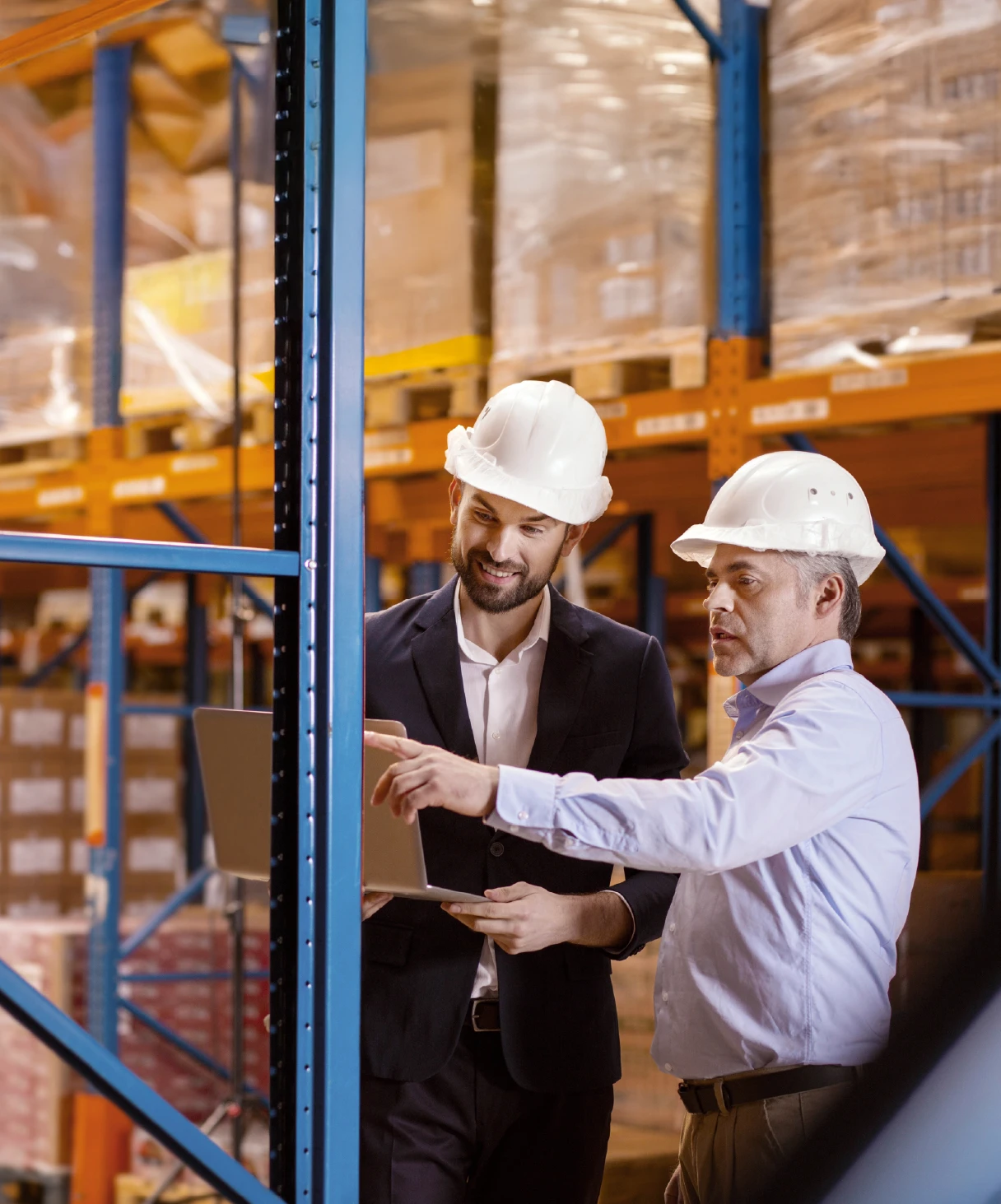 Two managers optimize demand and supply planning with SAP IBP in a warehouse.