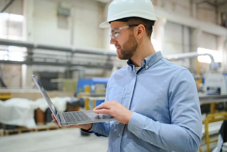 Un ingénieur professionnel, ordinateur en main, mesurant efficacement la productivité.