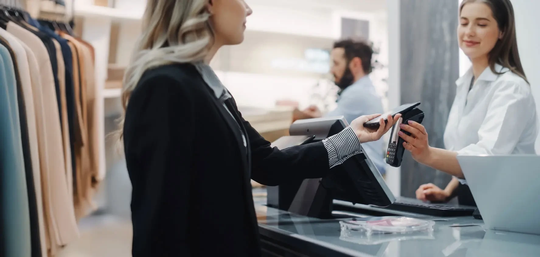 A woman generating a sale in her store thanks to retail strategy