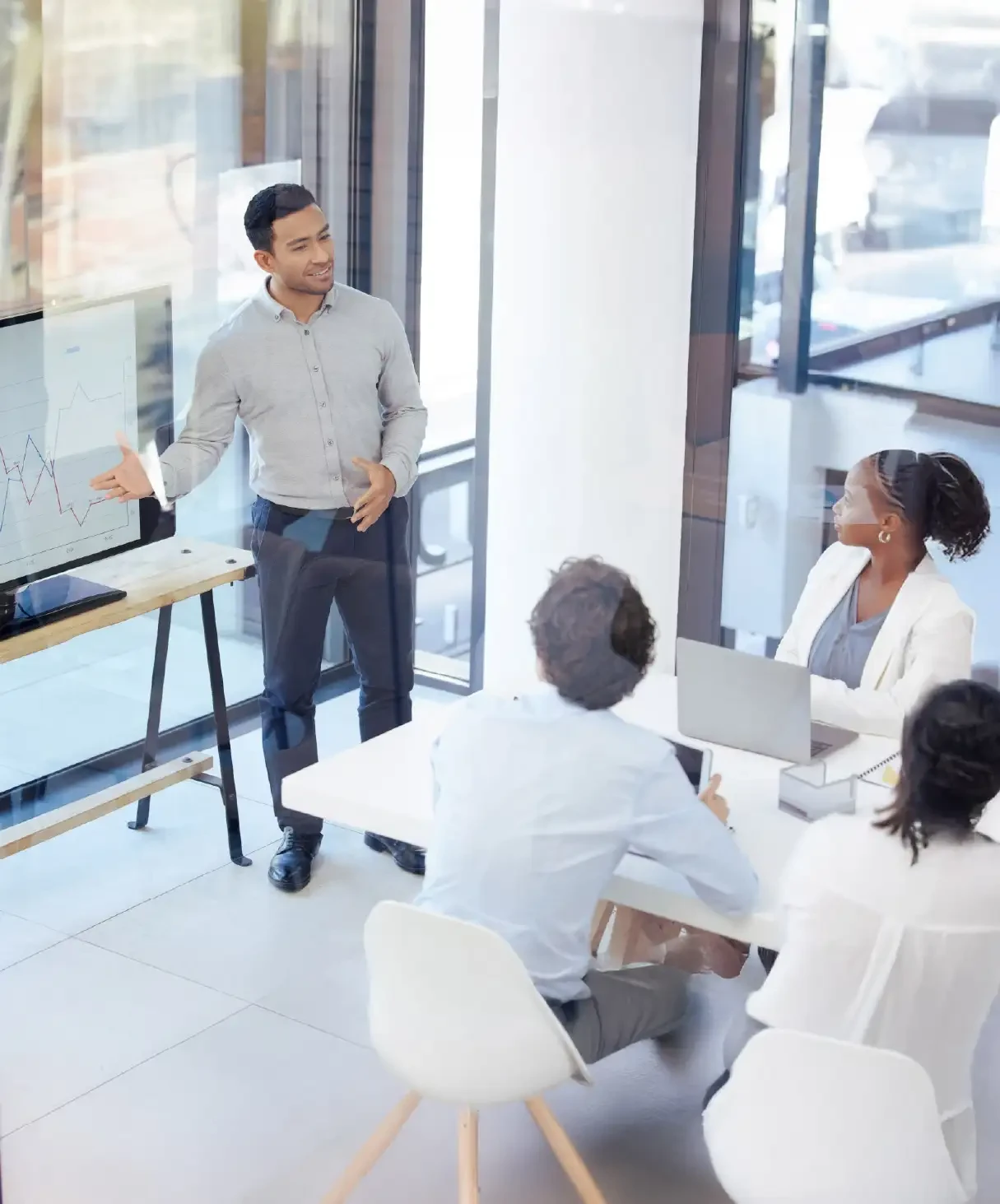 financial expert, displaying data in front of people with digital dashboards