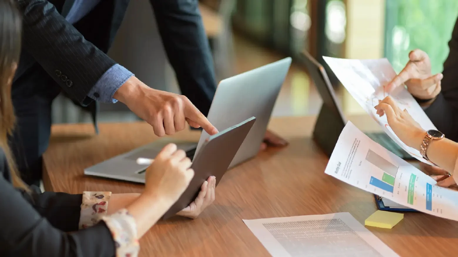 People analyzing forms on computers and tablets for a free analysis of the complexity of their Oracle Forms.