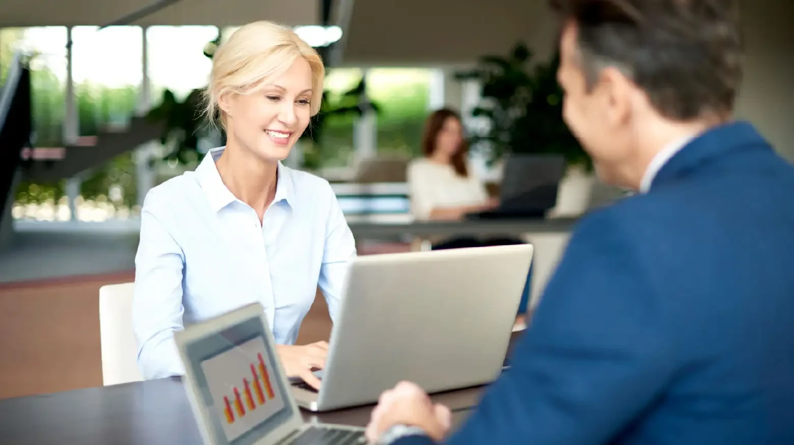Deux professionnels gèrent un DMS (Daily Management System).