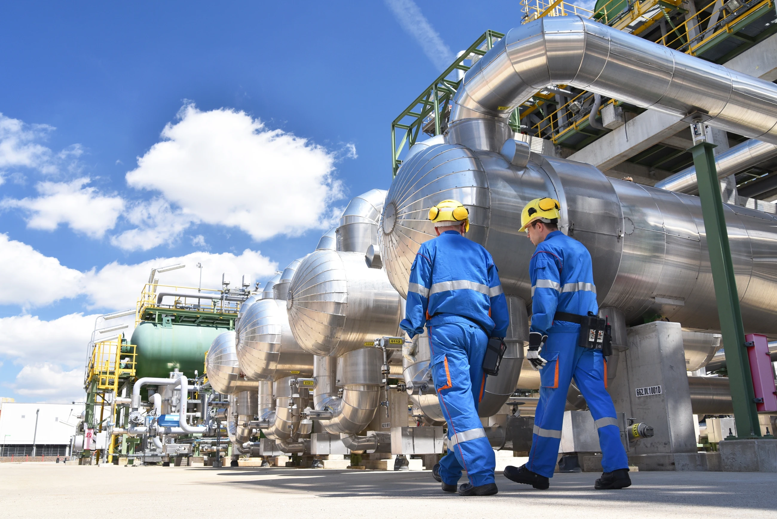 Techniciens sur site industriel