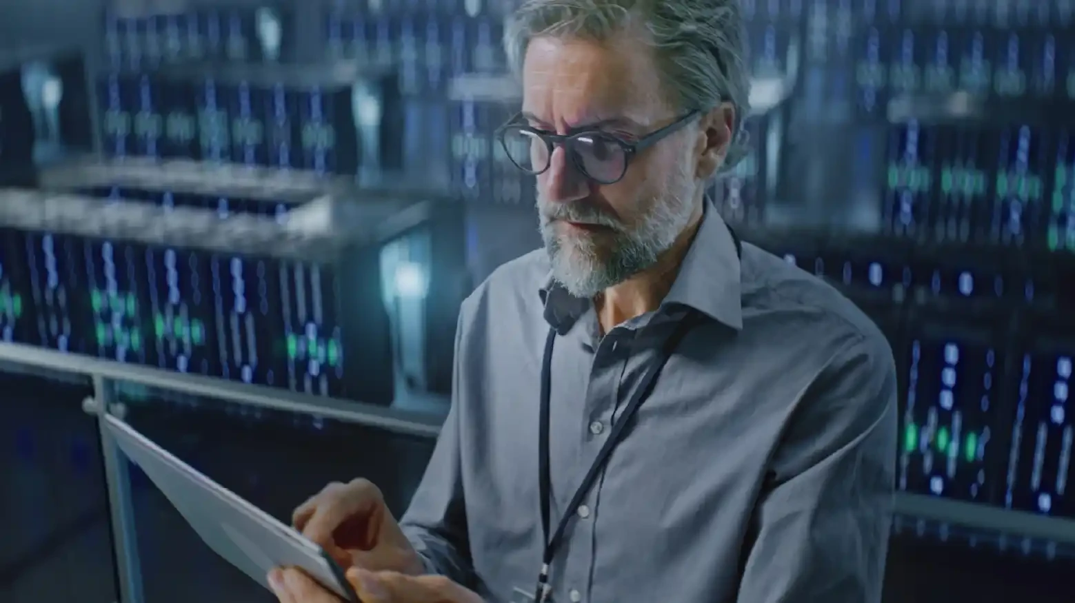 Homme intégrant l'intelligence artificielle