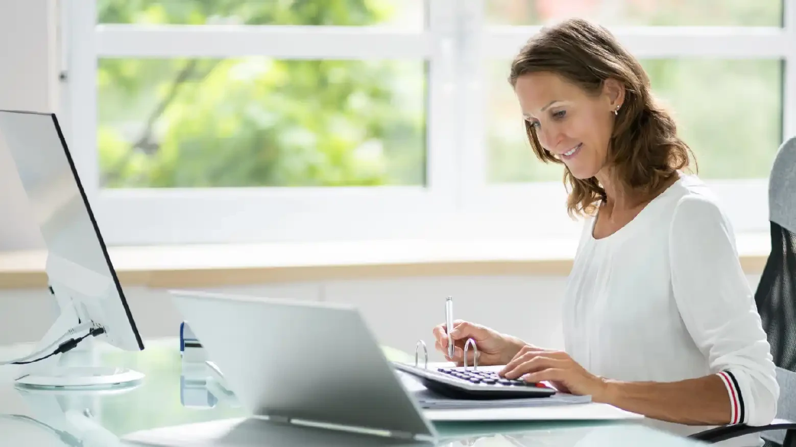 Femme financière examinant l'analyse