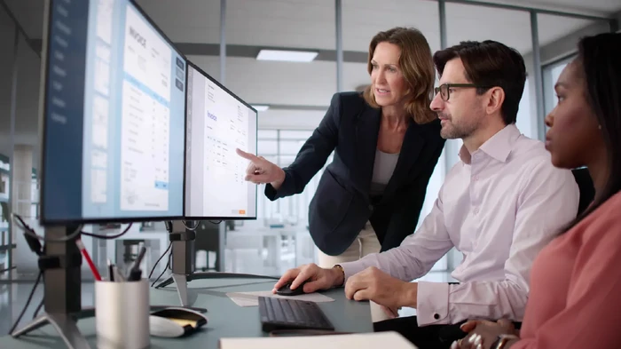 Team working on computer, accelerating their migration to the S/4HANA cloud