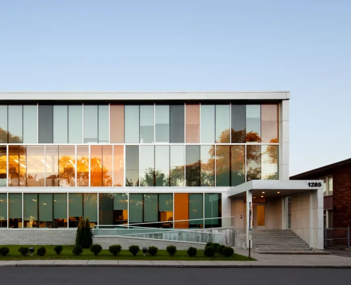 Une photo du bâtiment principal du Centre d’expertise industrielle de Montréal