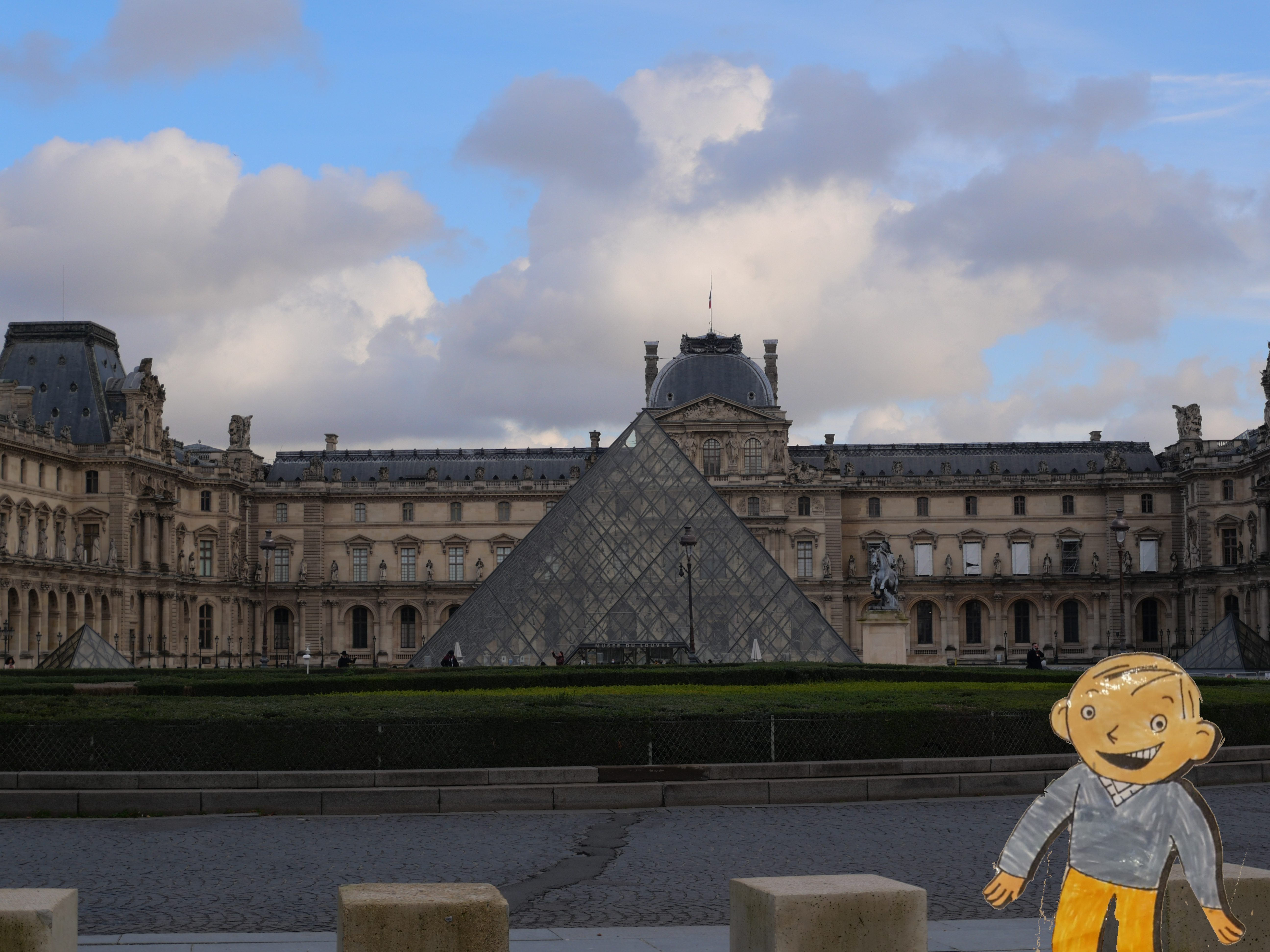 Clément devant la pyramide du Louvre