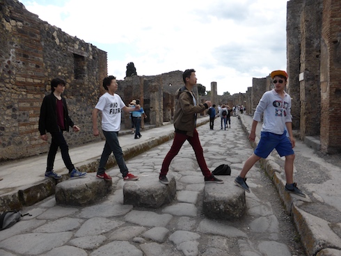 Passage piéton à Pompéi, façon Beatles !