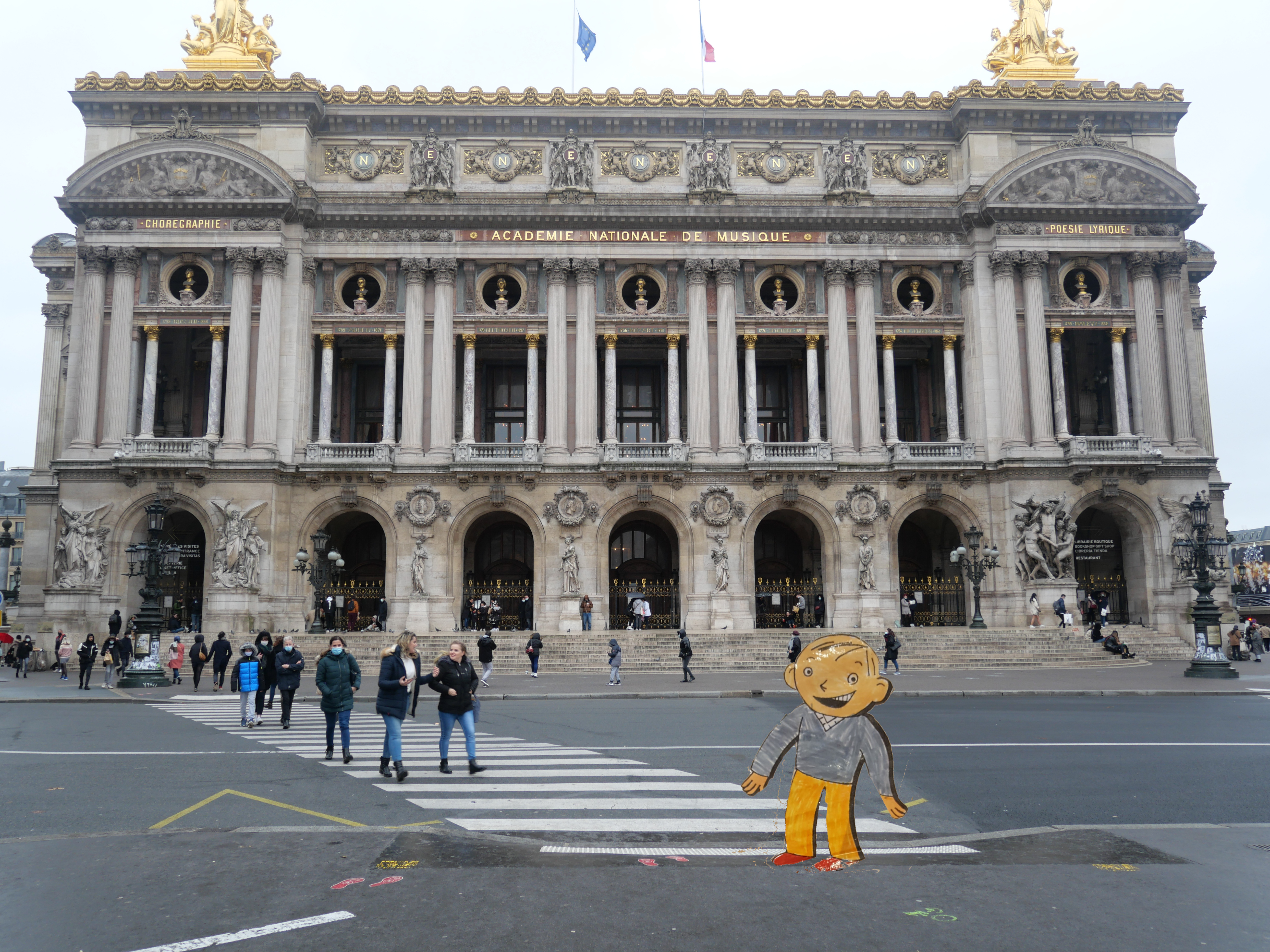 Clément devant l'Opéra Garnier