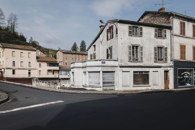 Image d'un logement et d'un commerce vacant dans un centre-bourg