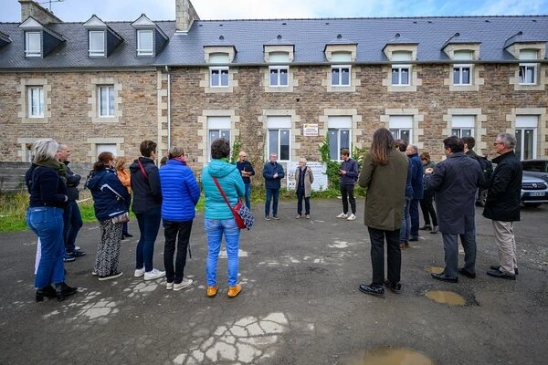 Photo de l'escale de la Caravane des ruralités en Côtes-d'Armor - Visite d'une ancienne école transformée en logements sociaux