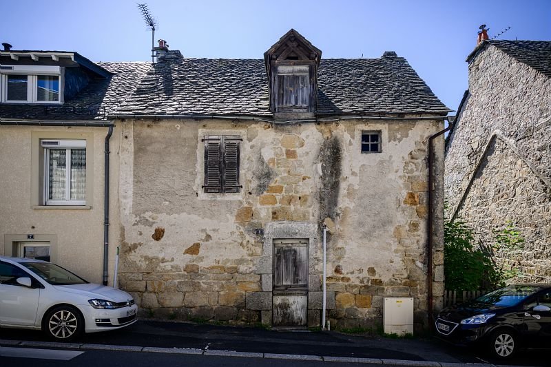 Maison ancienne en pierre dans la commune d'Aumont-Aubrac