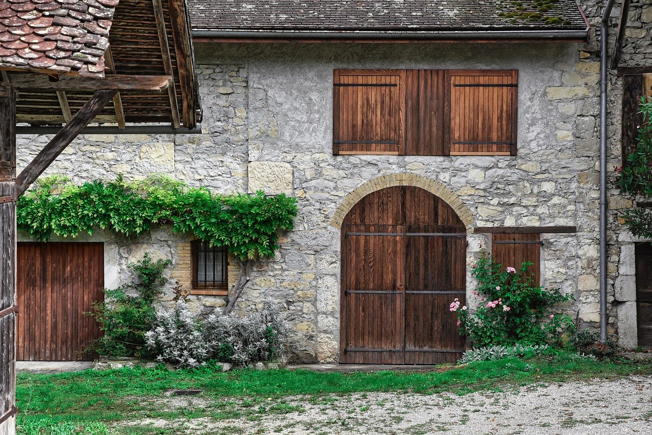 Maison de campagne avec les volets fermés